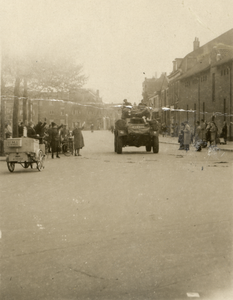 97964 Afbeelding van een armoured car van het 49th Reconnaissance Regiment (Polar Bears) op de Kleine Singel te Utrecht.